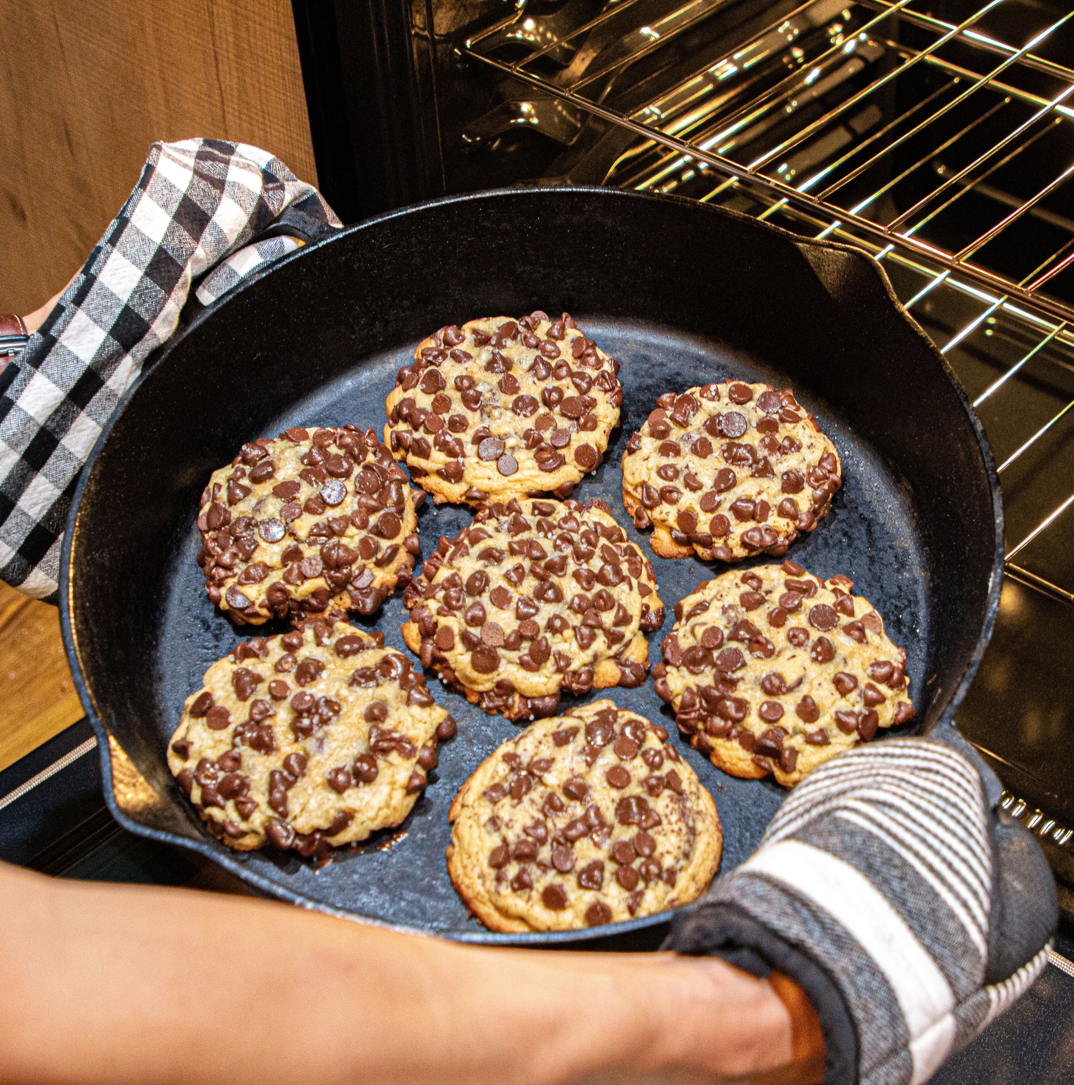 16-in Cast Iron Double-Handled Skillet w/Pour Spouts