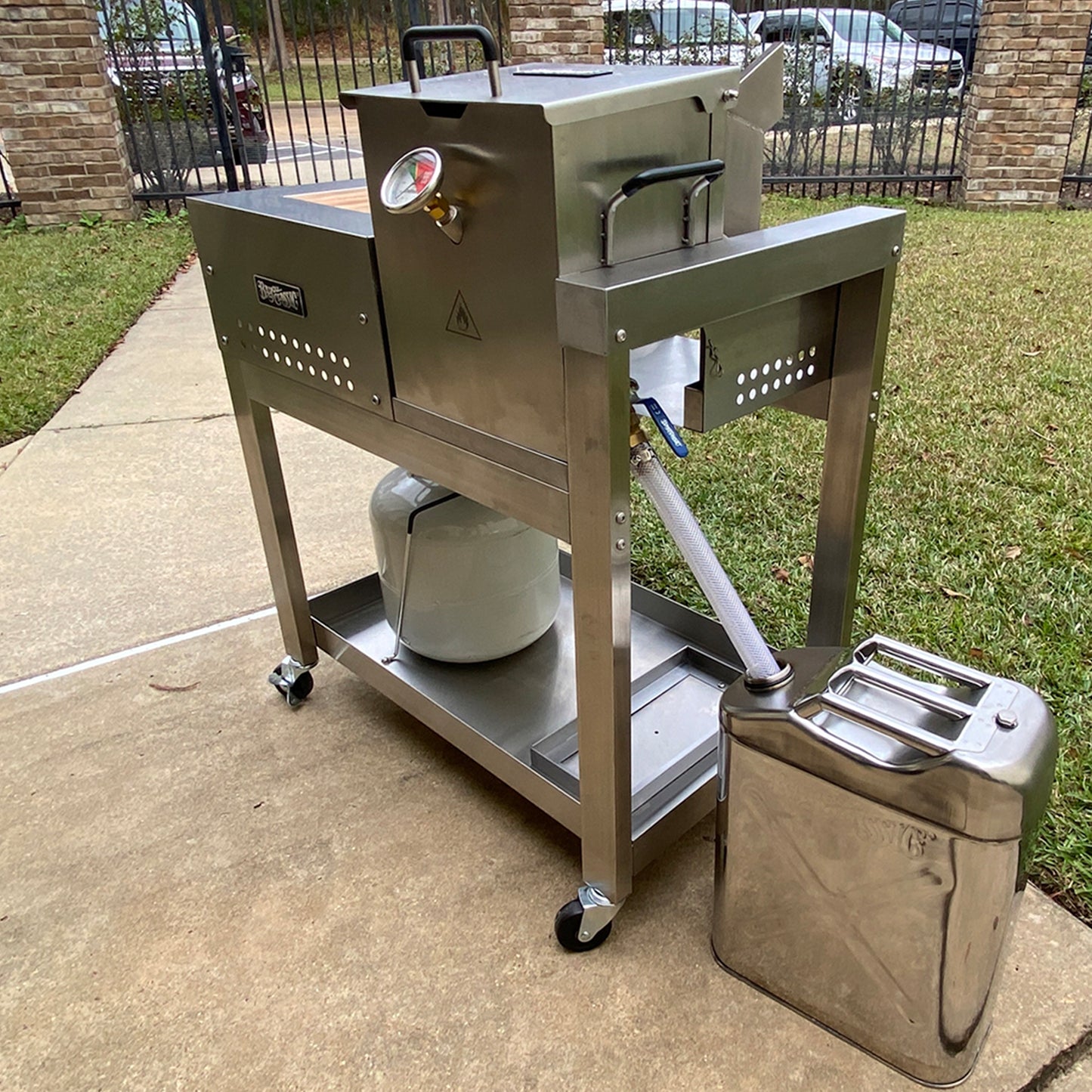 2.5-gal Bayou Fryer with Workstation and Jerry Oil Can in an outdoor setting
