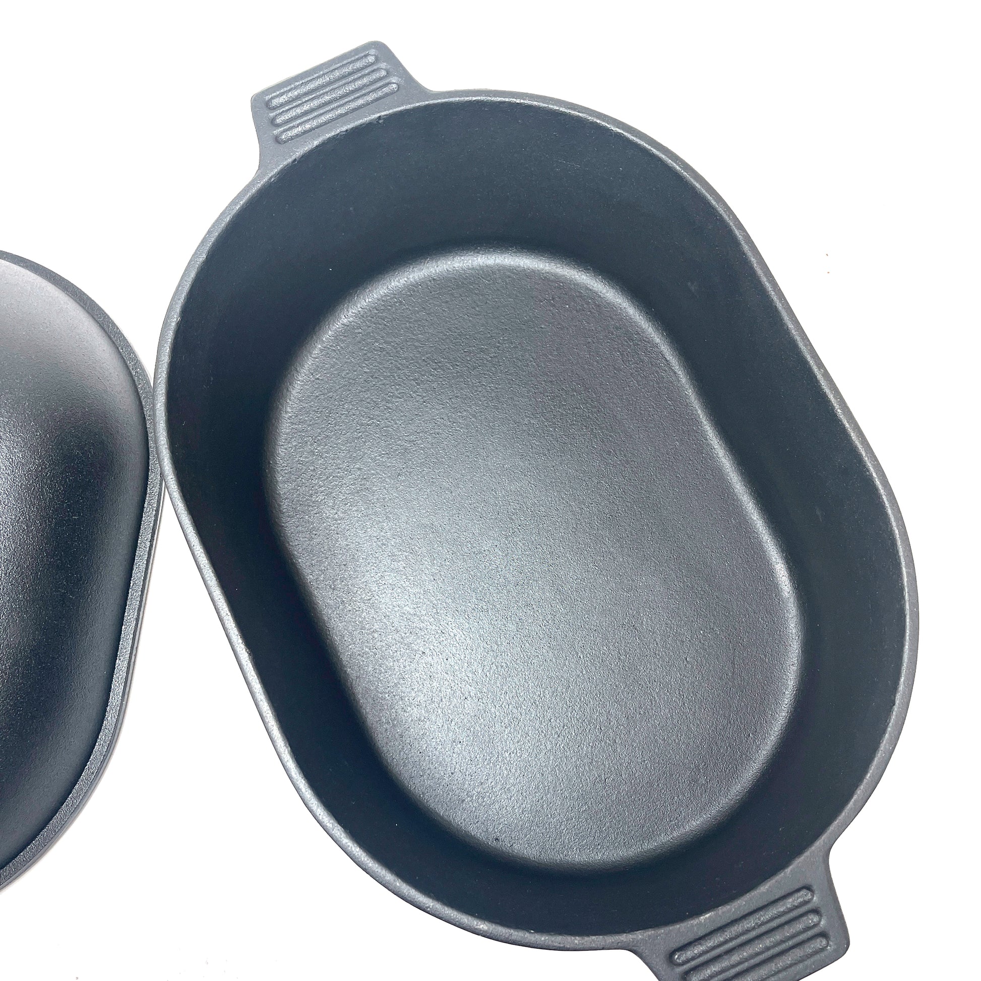 Overview of cast iron oval roaster on a white background