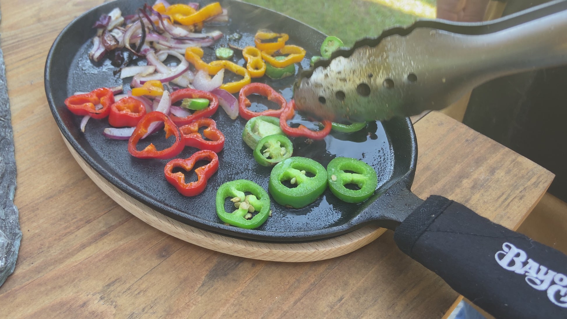 Video of sizzling vegetables in fajita pan